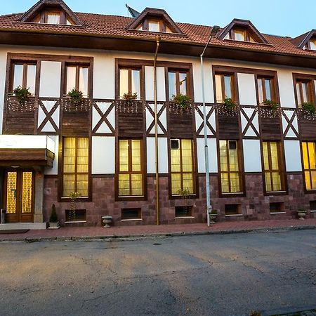 Family Hotel Teteven Exteriér fotografie