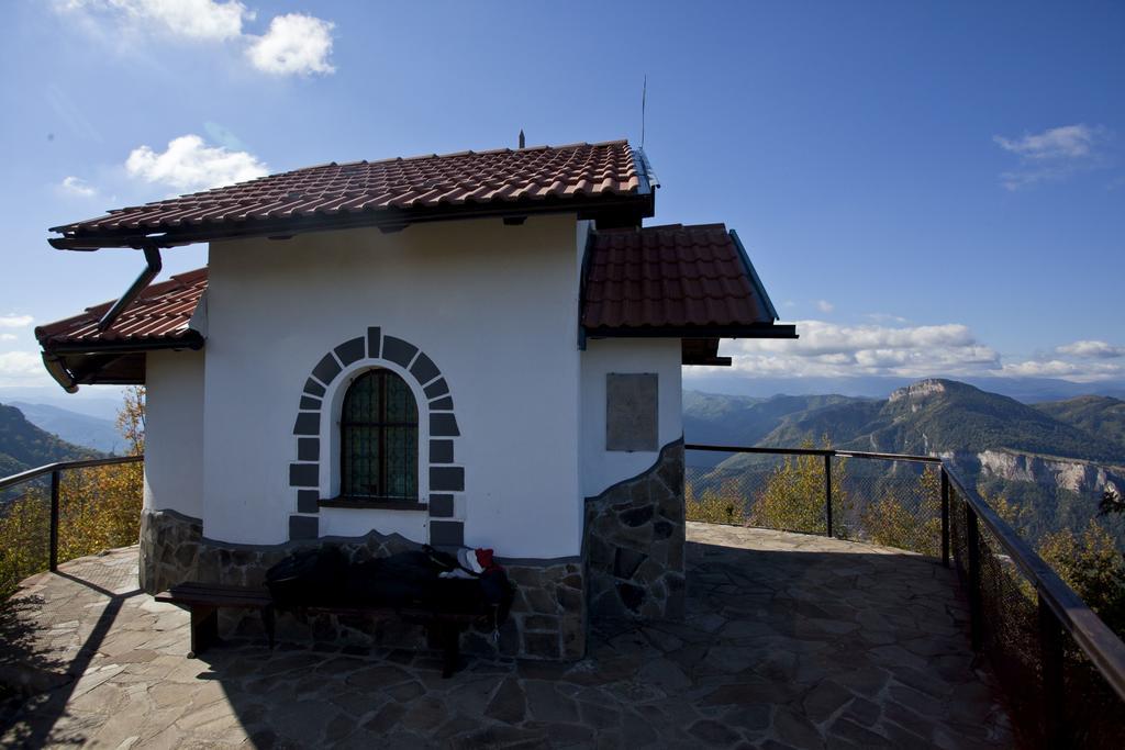 Family Hotel Teteven Exteriér fotografie